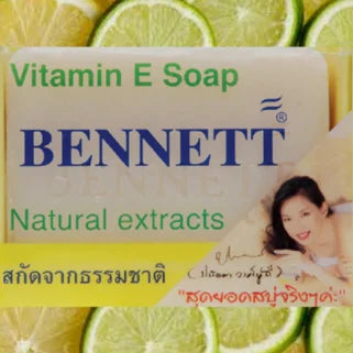 Savon à la vitamine E de la marque Bennett avec extraits naturels, en écriture en français et en Thai, une femme en présentation