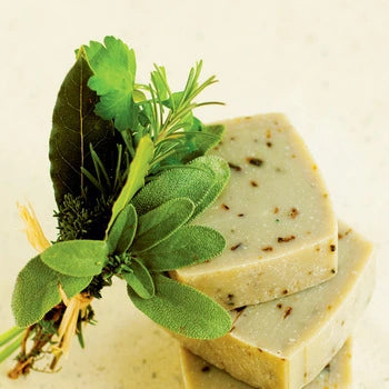 Savon aux herbes artisanal