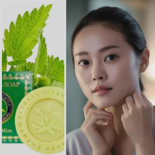 Une femme présente un savon Madame Heng à côté d'une feuille verte, l'harmonie entre la beauté et la nature