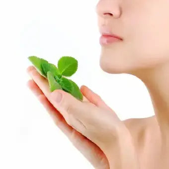 une femme humme de la menthe