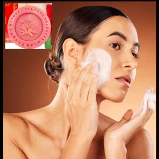 Femme appliquant délicatement savon naturel sur visage