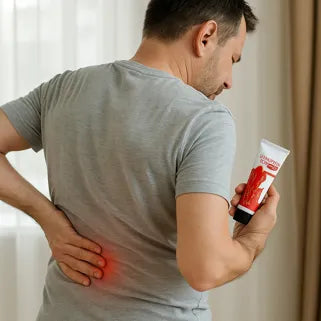 Un homme qui applique une crème pour soulager la douleur dans le bas du dos.