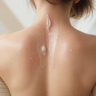 Une femme avec du liquide ou de la sueur coulant le long de son dos nu