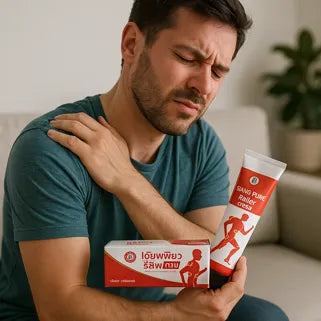 Homme appliquant Siang Pure Crème sur l’épaule pour soulager une douleur musculaire intense. 