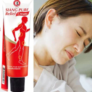 Une femme souffrant de douleurs au cou, avec une crème "Siang Pure Relief" en arrière-plan.