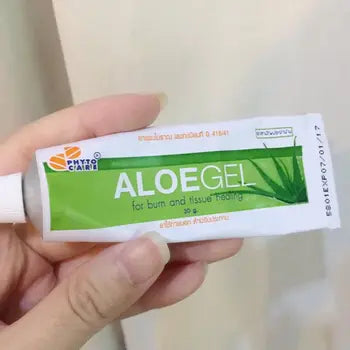 Le tube de gel d'aloès, tenu en main, soigne les brûlures et lésions tissulaires efficacement.