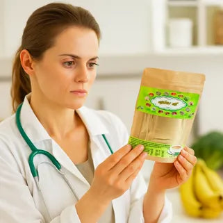 Femme médecin examine un sachet de plante médicinale naturelle avec une expression sérieuse. 