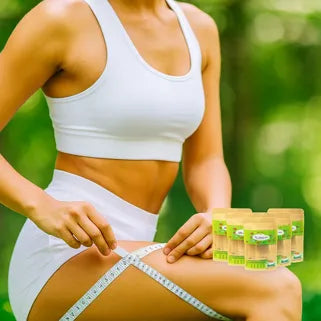 Mujer midiendo su muslo con ropa deportiva y productos adelgazantes mostrados al lado.