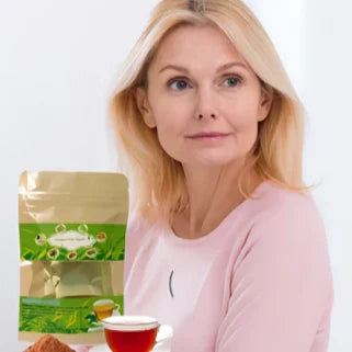 Donna bionda con tè e Tapee Thai Elixir, anti-invecchiamento, sollievo per menopausa e gotta