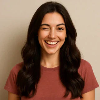 Jeune femme souriante avec de longs cheveux châtain foncé, portant un t-shirt rouge.