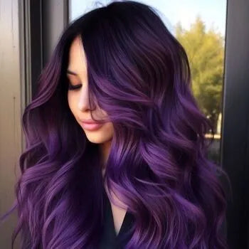 Femme aux longs cheveux violets ondulés, debout sous lumière naturelle