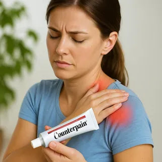 Femme appliquant le Gel Counterpain sur son épaule douloureuse pour soulager la tendinite.