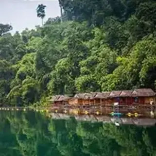 bungalows au bord de la riviere thailandaise