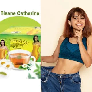 Femme souriante près d'un paquet de tisane Catherine