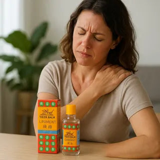 Donna che applica un balsamo sulla spalla, sollievo muscolare con linimento tradizionale asiatico.