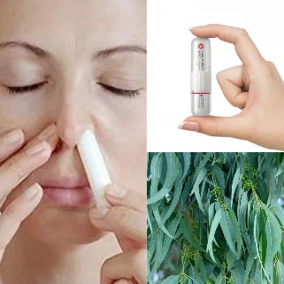 Femme utilisant spray nasal, flacon et feuilles d'eucalyptus montrés.