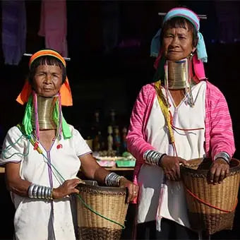 2 femmes girafes d'une tribu thailandaise