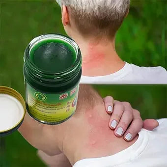 Personne appliquant un baume à base d'aloe vera sur son épaule.