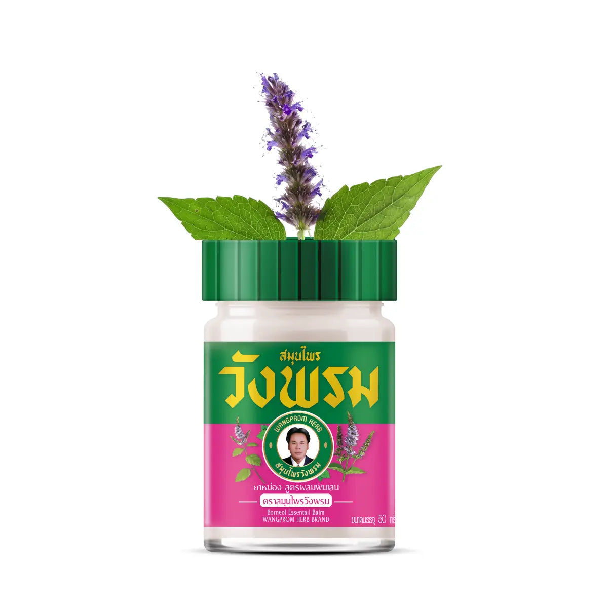 Pot de baume Wangprom Herb avec un couvercle vert et une étiquette verte et rose. L'étiquette, en thaï et en anglais, affiche l'image d'une plante et le texte 'WANGPROM HERB BRAND'. Une herbe à fleurs violettes, symbolisant les ingrédients naturels du produit, émerge du pot. Le baume est conçu pour apaiser les douleurs musculaires grâce à des ingrédients à base de plantes.