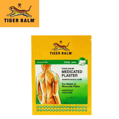 Emballage de Tiger Balm Medicated Plaster, principalement jaune avec le logo de Tiger Balm, étiqueté COOL. Illustration d'un dos humain avec des cercles verts indiquant les zones d'application. Texte : TIGER BALM® MEDICATED PLASTER, Pour le soulagement des douleurs musculaires, LOT: H30873.