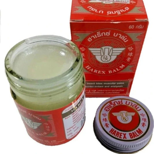 Pot et boîte de "Harex Balm". Le pot ouvert montre un baume clair. Étiquette rouge avec texte en blanc et doré pour les piqûres d'insectes et douleurs musculaires.