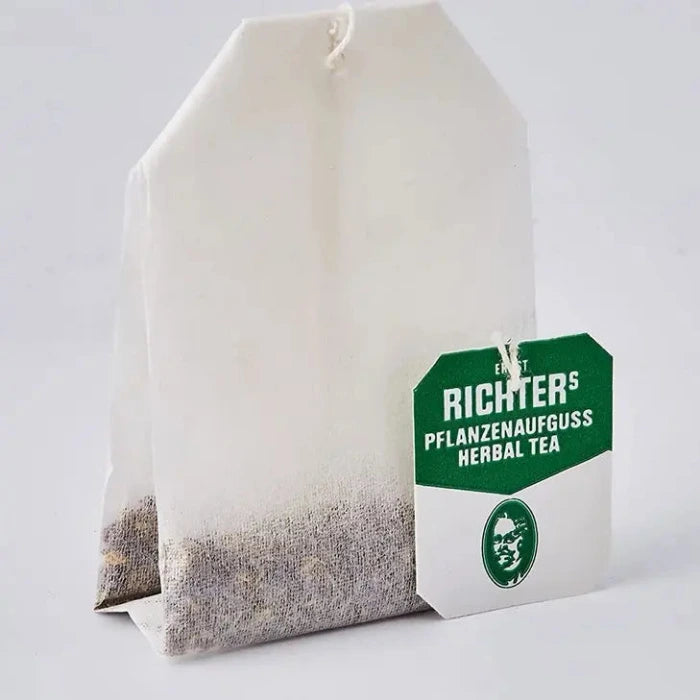 Gros plan sur un sachet de tisane Ernst Richter’s individuel sur fond blanc. Ce format pratique contient les plantes naturelles nécessaires pour favoriser le transit et une bonne digestion.