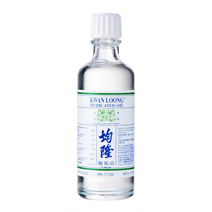 Bouteille d'huile médicinale Kwan Loong, sur fond blanc.