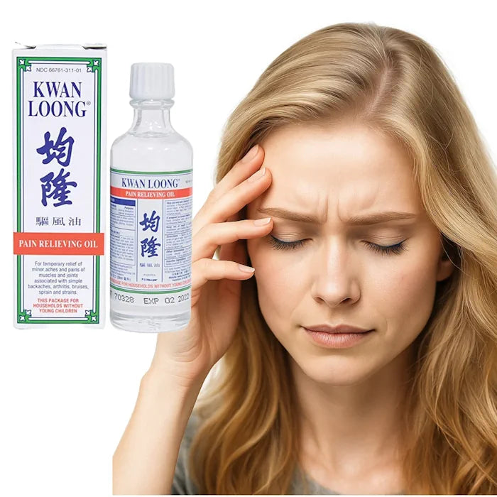 Femme aux cheveux blonds, souffrant de maux de tête, avec une bouteille d'huile Kwan Loong.