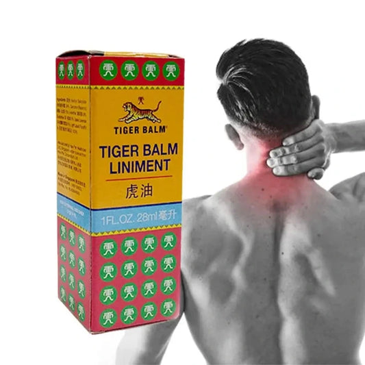 Image d'une boîte de liniment Tiger Balm, avec un logo de tigre et le texte TIGER BALM LINIMENT. La boîte inclut des instructions en anglais et en chinois, et la taille du produit est indiquée comme 1 FL.OZ. (28 ml). À droite de l'image, une personne montre son dos, suggérant une utilisation topique du produit pour les douleurs musculaires.