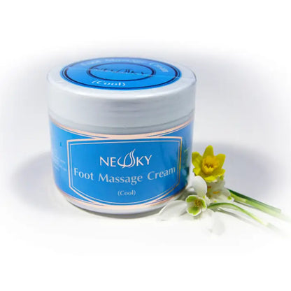 Pot bleu de crème de massage pour les pieds, présenté sur une surface blanche avec de petites fleurs blanches et jaunes, évoquant un soin rafraîchissant et apaisant