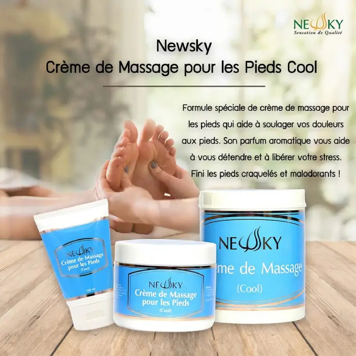 Trois pots de crème de massage pour les pieds Newsky, posés sur une surface en bois, avec des étiquettes bleues et couvercles blancs. À l’arrière‑plan, une personne reçoit un massage des pieds, les mains appliquant la crème. Le texte décrit une formule rafraîchissante qui soulage douleurs, stress et pieds craquelés.