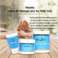 Trois pots de crème de massage pour les pieds Newsky, posés sur une surface en bois, avec des étiquettes bleues et couvercles blancs. À l’arrière‑plan, une personne reçoit un massage des pieds, les mains appliquant la crème. Le texte décrit une formule rafraîchissante qui soulage douleurs, stress et pieds craquelés.