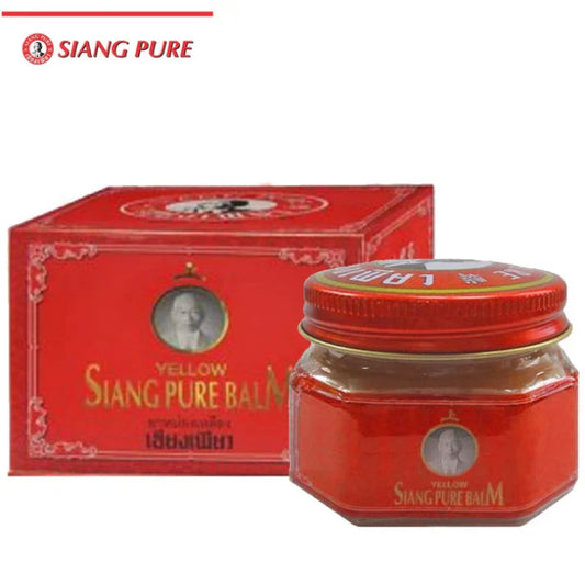 Produit Baume Jaune Siang Pure, avec un pot en verre à couvercle rouge et une boîte rouge assortie. Étiquette avec portrait en noir et blanc et texte YELLOW SIANG PURE BALM.
