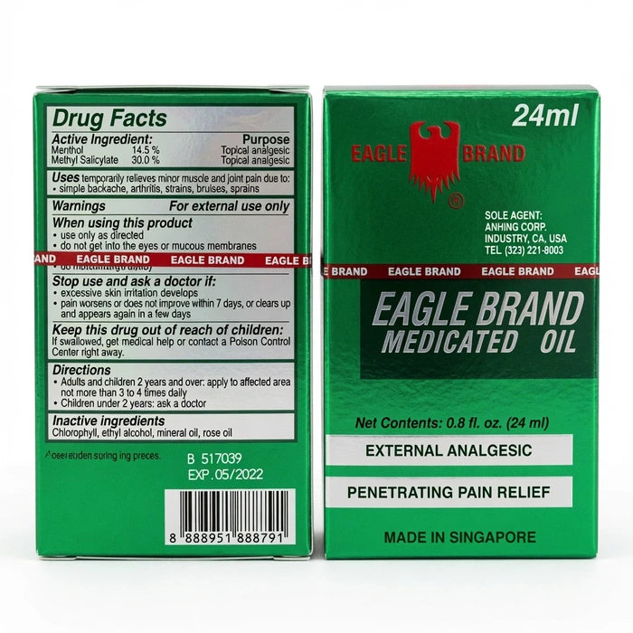 Boîte verte brillante d’huile médicamenteuse Eagle Brand Medicated Oil, 24 ml, fabriquée à Singapour. Le recto affiche le logo rouge de l’aigle et les mentions “External Analgesic” et “Penetrating Pain Relief”. Le verso détaille les ingrédients actifs : menthol et salicylate de méthyle, avec instructions et avertissements pour usage externe.