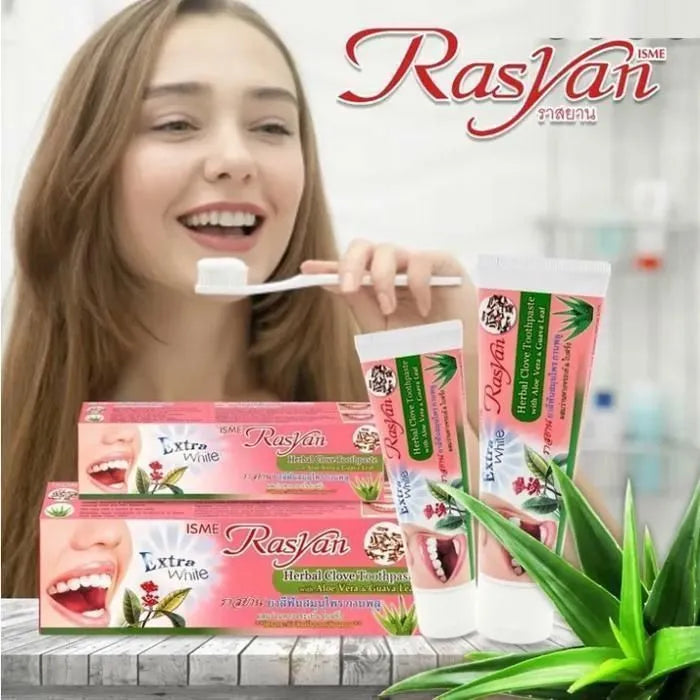 Jeune femme utilisant le dentifrice Rasyan Extra White. Image lifestyle montrant le packaging rose et le tube pour une hygiène bucco-dentaire quotidienne.