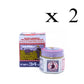 Produit appelé 'White Monkey Holding Peach Balm' avec un pot en verre et son emballage en carton. L'étiquette indique les ingrédients : Methylsalicylate, Camphre, Menthol, Huile d'Eucalyptus. Une illustration sur la boîte montre une personne avec un buffle dans un champ.Lot de 2