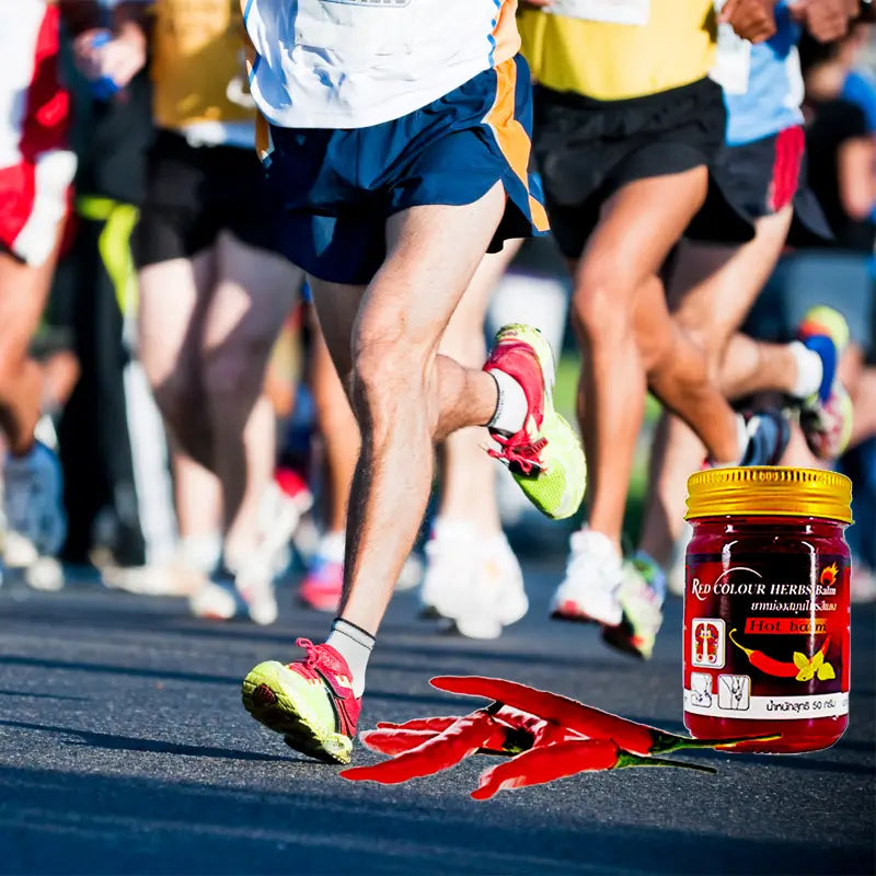 Coureurs en action, avec au premier plan un pot de baume "Red Colour Herbs Balm" et des piments rouges, suggérant un soulagement musculaire pour athlètes.