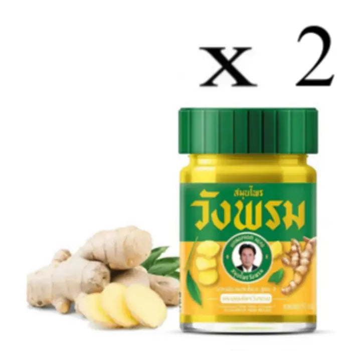 Pot de baume Wangprom Herb avec une étiquette verte et jaune. Texte en thaï et en anglais mentionnant 'Compound Plai Balm Formula 2'. Étiquette illustrée de racines de gingembre et de curcuma, ingrédients naturels utilisés. Pot de 50 grammes, idéal pour soulager les douleurs musculaires, mention x 2.
