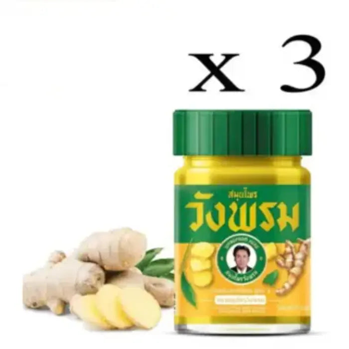 Pot de baume Wangprom Herb avec une étiquette verte et jaune. Texte en thaï et en anglais mentionnant 'Compound Plai Balm Formula 2'. Étiquette illustrée de racines de gingembre et de curcuma, ingrédients naturels utilisés. Pot de 50 grammes, idéal pour soulager les douleurs musculaires, mention x 3.