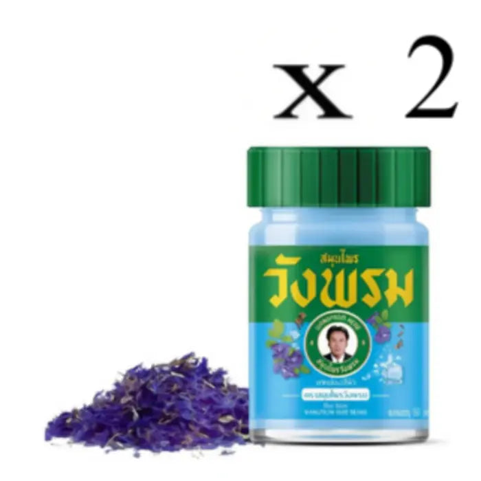 Flacon de Baume Wang Prom bleu, avec des fleurs séchées de pois bleu dispersées à côté, mettant en avant le produit et son ingrédient principal. Mention x 2.