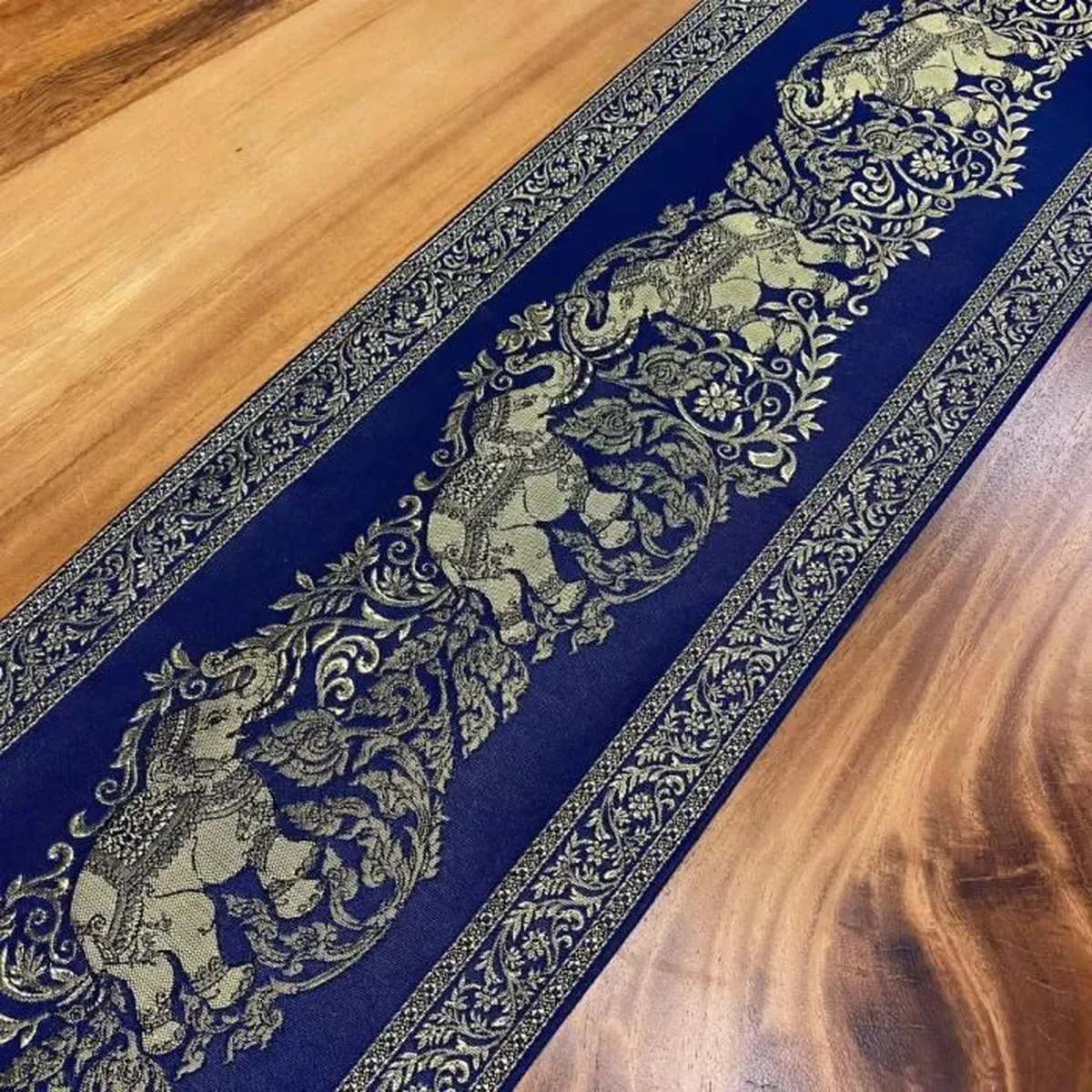 Chemin de Table en Tissu Couleur Bleu avec Pompons Dorés - Nappe Décoration / Dessus de Lit. Motif Éléphants. 23x200cm.