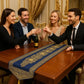 Groupe élégant trinquant autour d'une table décorée avec un chemin de table bleu à motif décoré.
