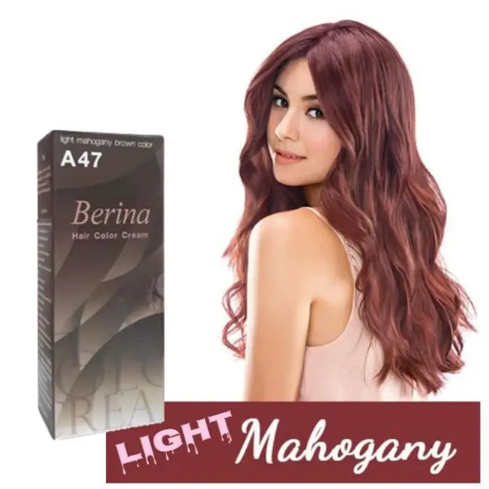 Crème colorante Berina A47, couleur acajou clair, à côté d'une personne aux cheveux longs ondulés de cette couleur.