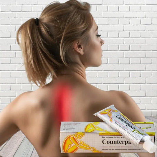 Femme de dos avec une douleur au milieu du dos, avec un tube et une boîte de baume Counterpain Plus.