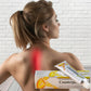 Femme de dos avec une douleur au milieu du dos, avec un tube et une boîte de baume Counterpain Plus.