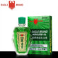 Flacon transparent d’huile médicamenteuse Eagle Brand Medicated Oil, contenant un liquide vert et surmonté d’un bouchon vert. À côté, la boîte verte affiche le logo rouge de l’aigle et des inscriptions en anglais et chinois. Produit fabriqué à Singapour, destiné au soulagement des douleurs et tensions corporelles.
