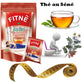 Un paquet de thé FITNÉ Herbal, une tasse de thé, une silhouette sur des toilettes, une plante et un mètre ruban. Le texte "Thé au Séné" est visible en haut.


