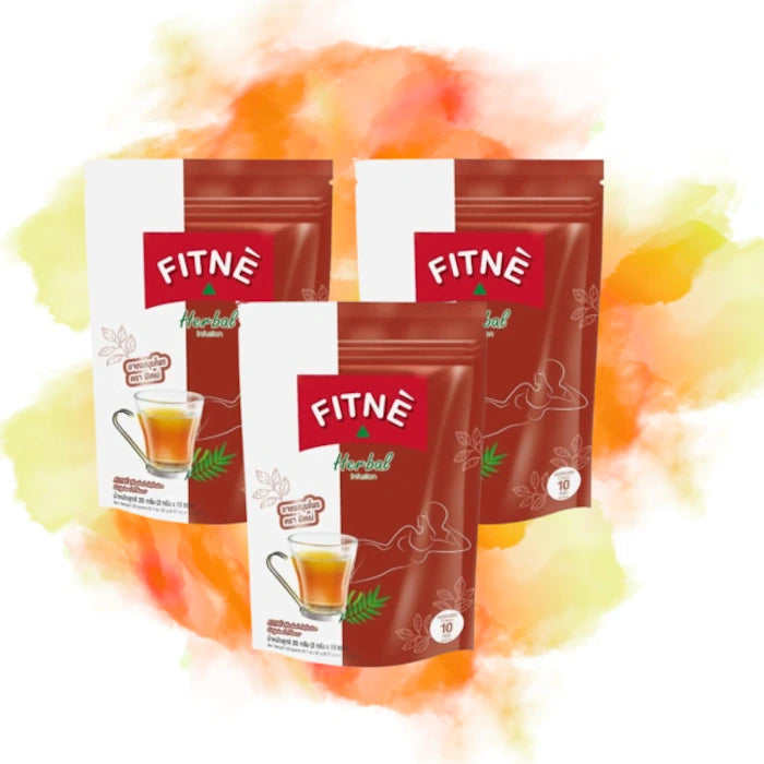 Trois paquets de thé Fitné Herbal Infusion, avec une tasse de thé et des feuilles.