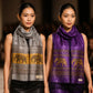 Deux femmes portent des foulards thaïlandais élégants avec motif éléphant doré, en gris et violet.