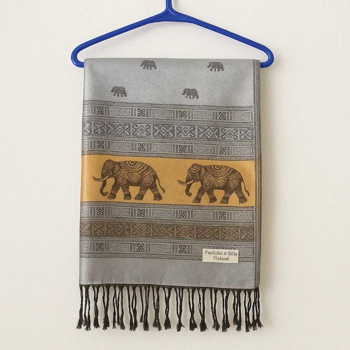 Écharpe grise avec motifs d'éléphants dorés suspendue à un cintre bleu.